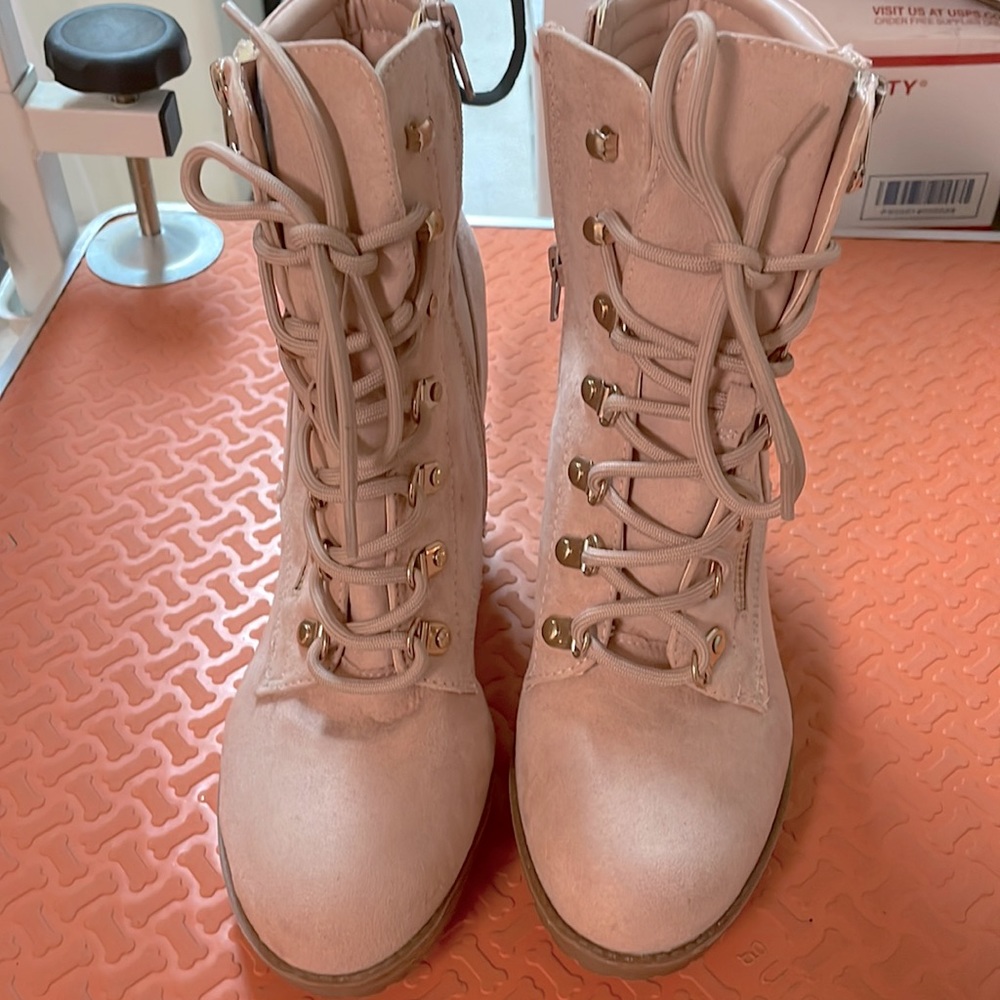 Pink boots size 9.5 never worn. Light pink